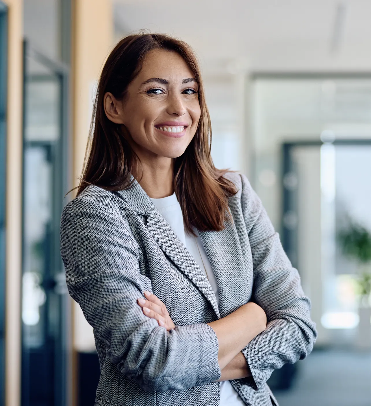 Femme souriante apprenant une langue